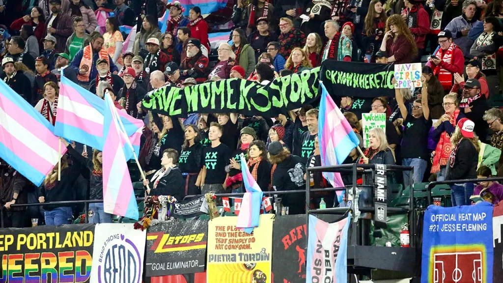 Ativistas contrários à participação trans no esporte são retirados de jogo do Portland Thorns após confronto