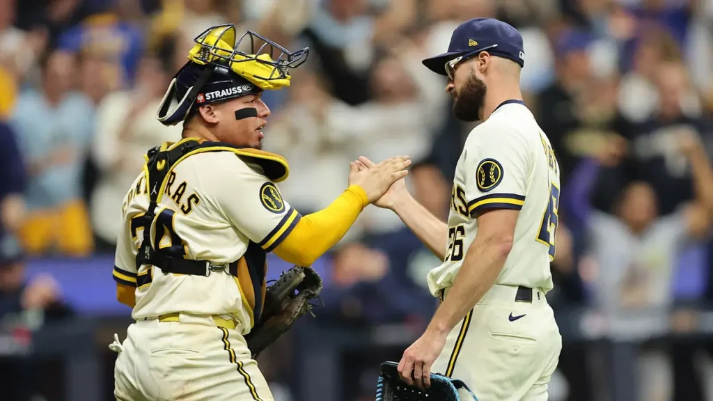 Brewers vencem Rays em jogo 2 marcado por decisão polêmica no último arremesso