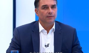 Flávio Bolsonaro vota em Vila Isabel e afirma representar a mudança contra violência e endividamento