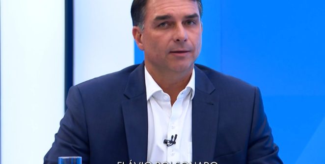 Flávio Bolsonaro vota em Vila Isabel e afirma representar a mudança contra violência e endividamento