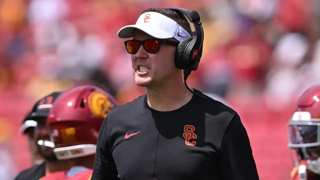 USC sofre derrota para Wisconsin e pressão sobre Lincoln Riley se intensifica