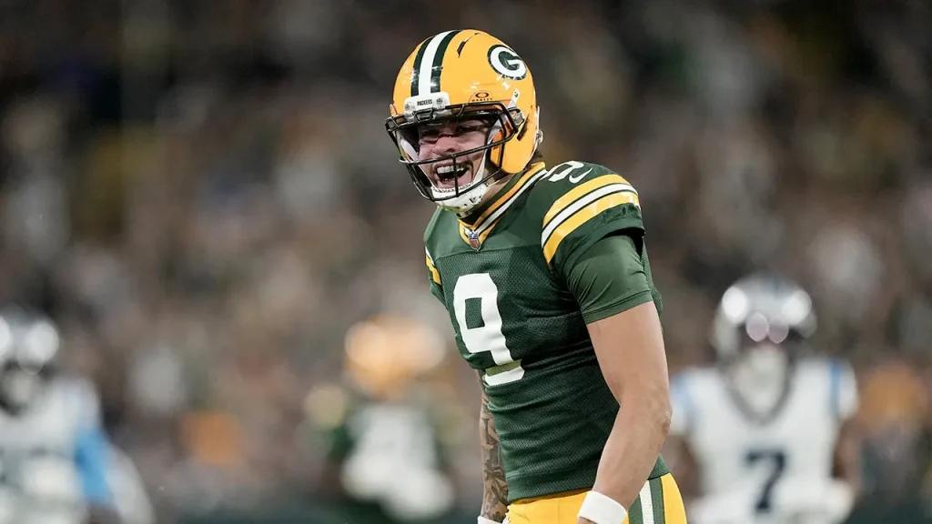 Watson deixa hospital e volta ao Lambeau Field no mesmo jogo após choque contra os Panthers