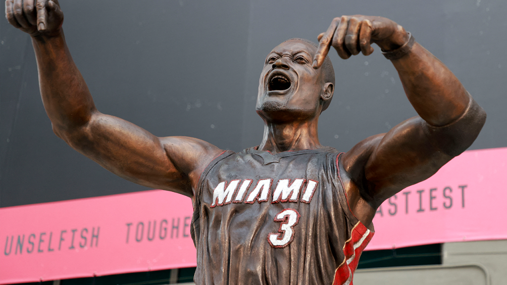 Heat apresenta versão reformulada da estátua de Dwyane Wade após críticas à escultura original