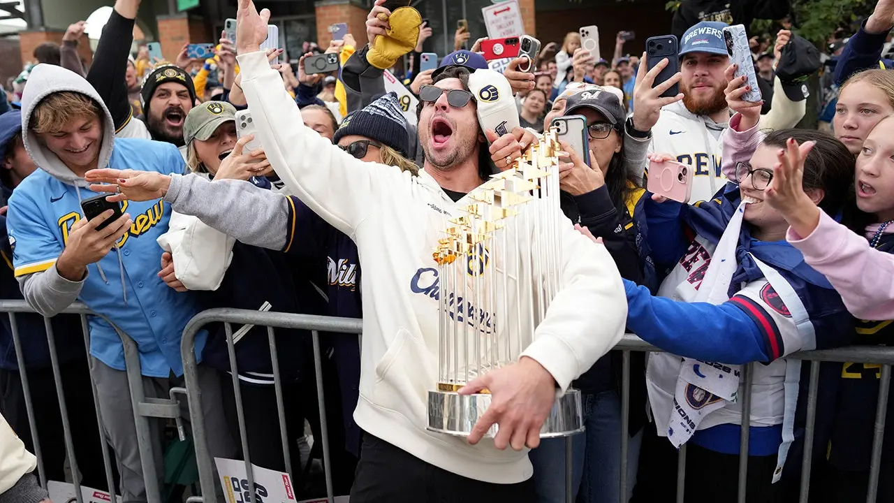 Frelick promete 100 mil cervejas e Vogelbach vira atração no desfile dos Brewers