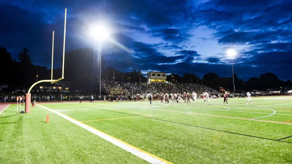 Jogo de futebol americano escolar em Illinois tem 172 pontos e muda de estádio por falta de luz