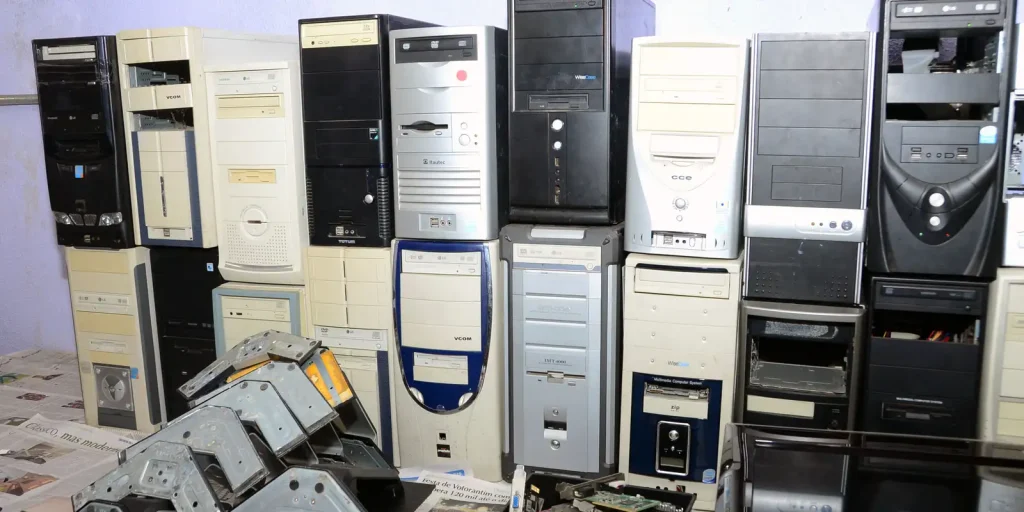 Brasil produz 2,4 milhões de toneladas de lixo eletrônico por ano e só 3% é coletado formalmente