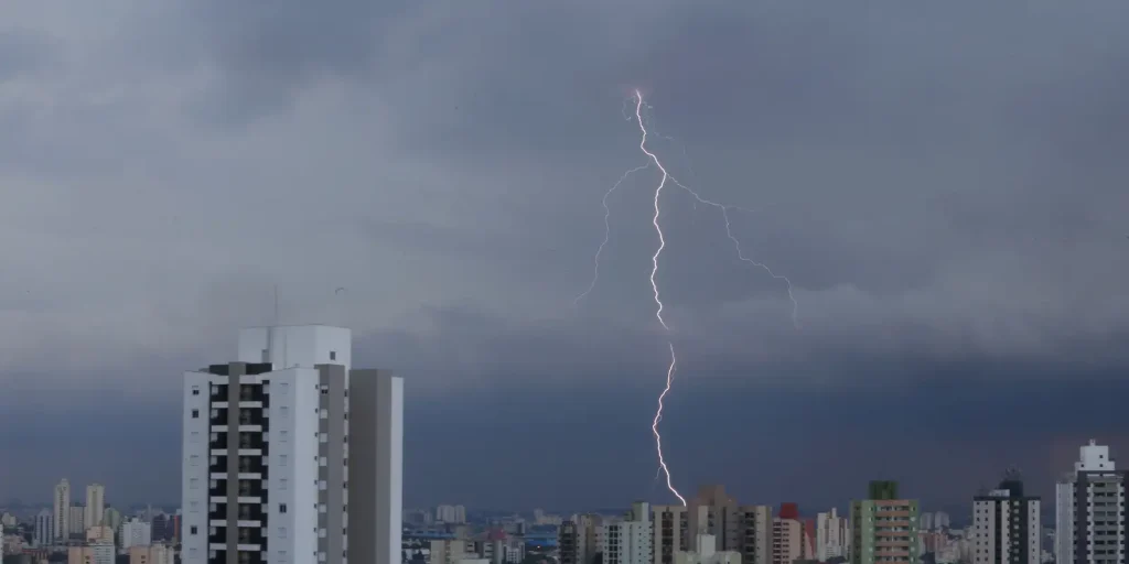 Inmet alerta para chuvas intensas em SP e PR e calor de até 40°C no Nordeste