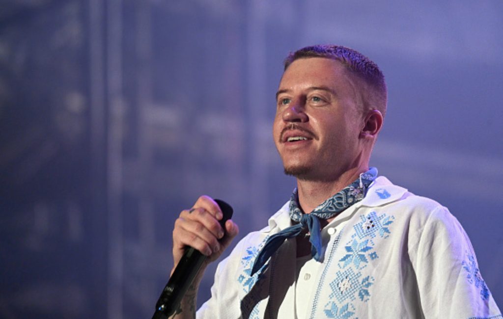 Macklemore defende Palestina livre e critica ICE em primeiro show após polêmica com Ed Sheeran