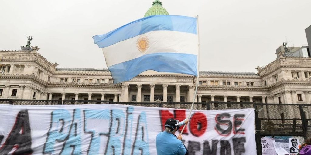Milei abre plano de demissão voluntária que pode atingir 21 mil servidores na Argentina
