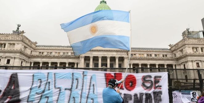 Milei abre plano de demissão voluntária que pode atingir 21 mil servidores na Argentina