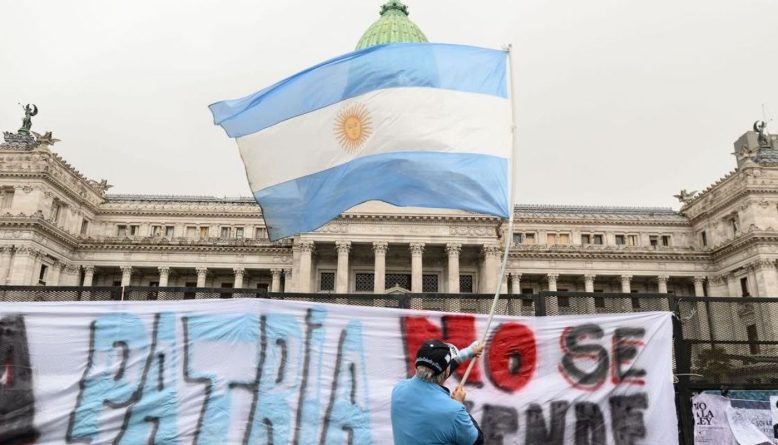 Milei abre plano de demissão voluntária que pode atingir 21 mil servidores na Argentina