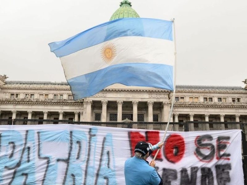 Milei abre plano de demissão voluntária que pode atingir 21 mil servidores na Argentina