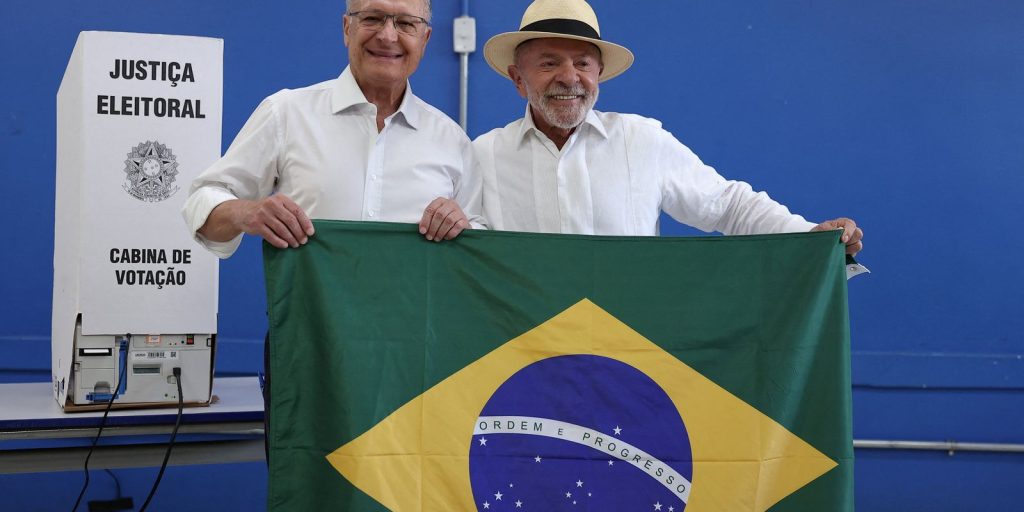 Mendonça manda redes sociais apagarem posts que dizem que Lula jogou bandeira no chão