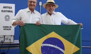 Mendonça manda redes sociais apagarem posts que dizem que Lula jogou bandeira no chão