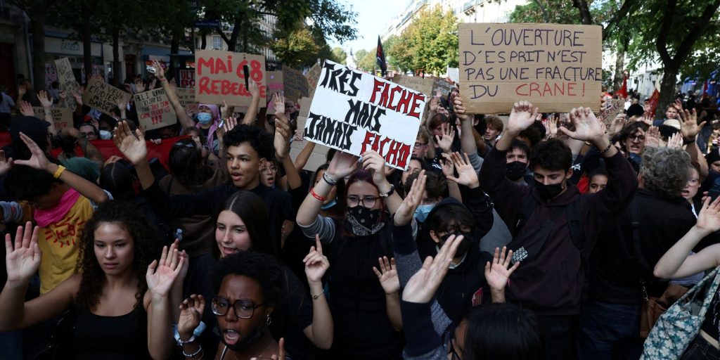 França tem maior dia de protestos com 1.800 escolas bloqueadas e milhares de detidos
