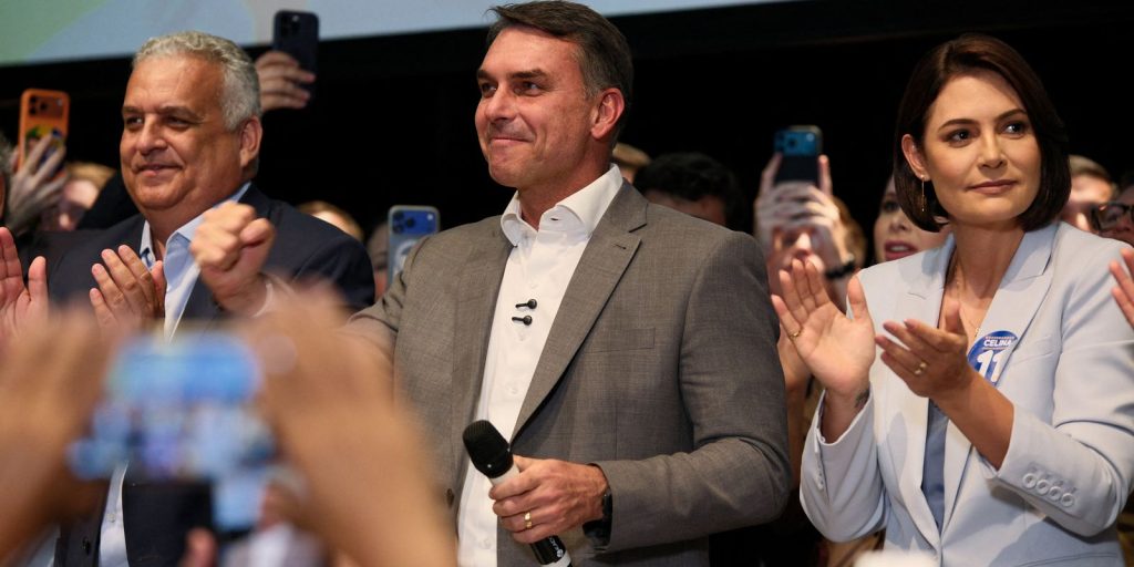 Flávio Bolsonaro ganha apoio de União Progressista e Novo e defende PECs para mudar Constituição