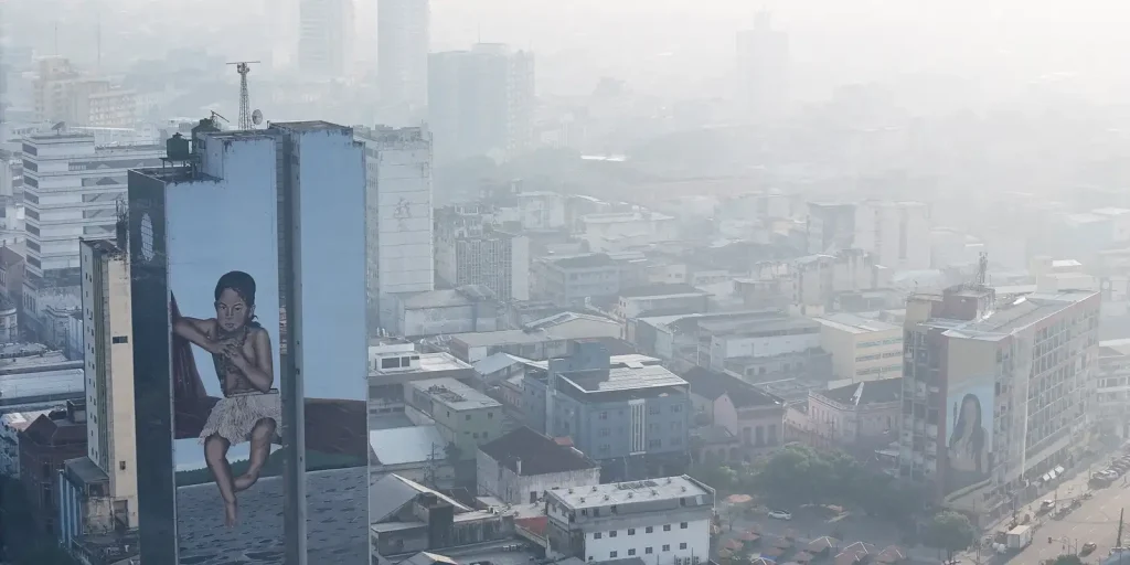 Manaus volta a amanhecer sob fumaça de queimadas com qualidade do ar insalubre