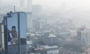 Manaus volta a amanhecer sob fumaça de queimadas com qualidade do ar insalubre