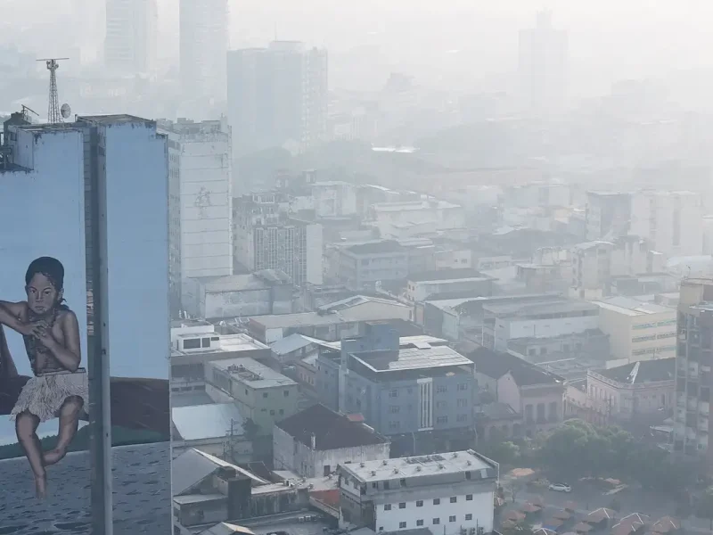 Manaus volta a amanhecer sob fumaça de queimadas com qualidade do ar insalubre