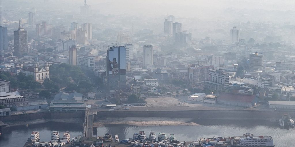 Fumaça de queimadas leva à suspensão de aulas em Manaus