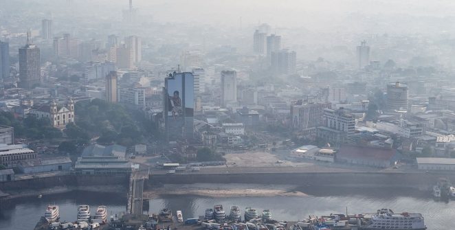 Fumaça de queimadas leva à suspensão de aulas em Manaus