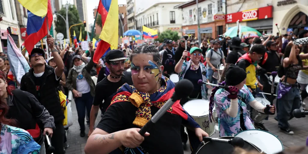 Colômbia tem protestos em seis cidades contra governo de De la Espriella
