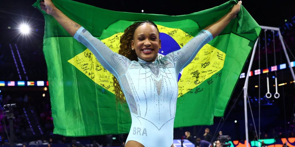 Rebeca Andrade vence o salto e se torna tricampeã mundial em Roterdã