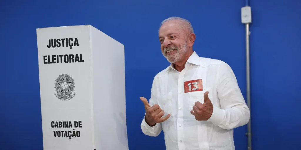 Lula vota em São Bernardo e diz que nunca viu mobilização igual neste segundo turno