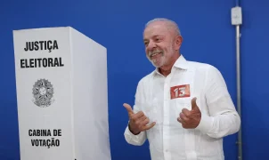 Lula vota em São Bernardo e diz que nunca viu mobilização igual neste segundo turno
