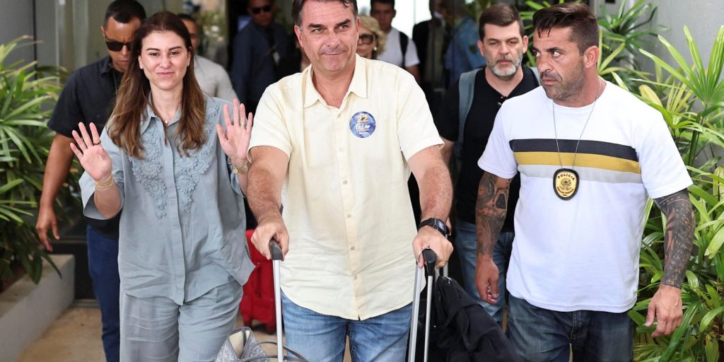 Advogados pedem na Justiça corte de salário e verbas de Flávio Bolsonaro após fuga para os EUA