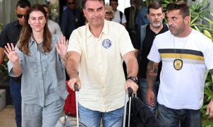 Advogados pedem na Justiça corte de salário e verbas de Flávio Bolsonaro após fuga para os EUA