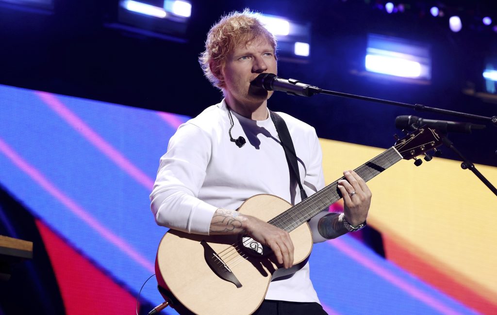 Ed Sheeran anuncia novos atos de abertura para turnê após saída de Macklemore