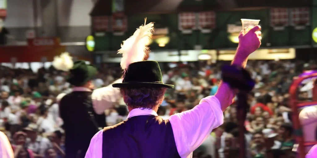 Blumenau abre 41ª Oktoberfest com desfiles gratuitos e banda criada por inteligência artificial