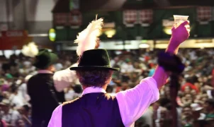 Blumenau abre 41ª Oktoberfest com desfiles gratuitos e banda criada por inteligência artificial