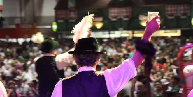 Blumenau abre 41ª Oktoberfest com desfiles gratuitos e banda criada por inteligência artificial