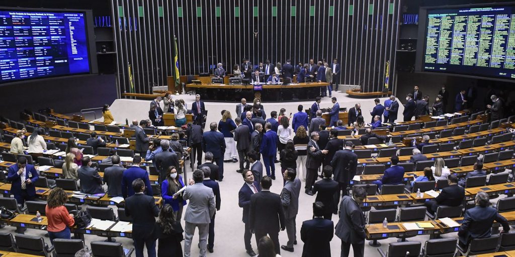 Câmara perde quatro cadeiras negras e sub-representação persiste, aponta cientista política