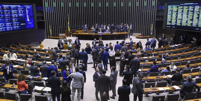 Câmara perde quatro cadeiras negras e sub-representação persiste, aponta cientista política