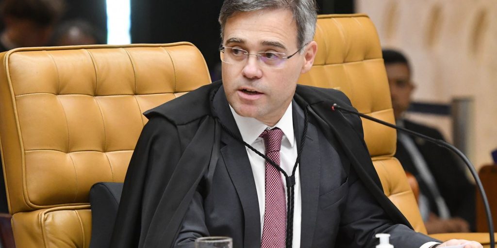 Mendonça manda remover vídeo de Janones e Lindbergh sobre supostas medidas de Flávio Bolsonaro