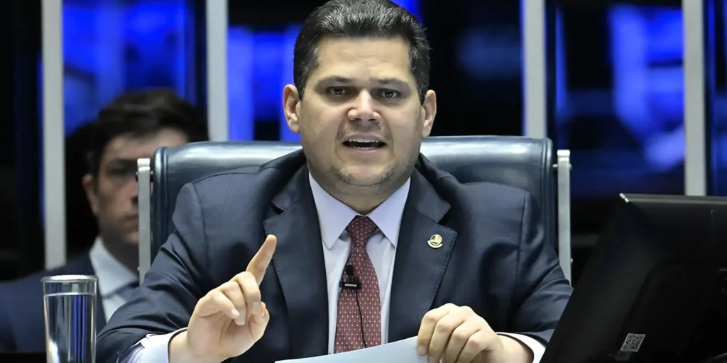Alcolumbre marca cinco sessões de debate e prevê votação da PEC da escala 6×1 em 15 de outubro