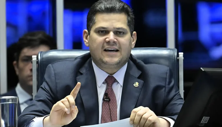 Alcolumbre marca cinco sessões de debate e prevê votação da PEC da escala 6x1 em 15 de outubro