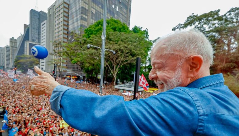 Lula participa de ato na Paulista e diz que semana será decisiva para a eleição