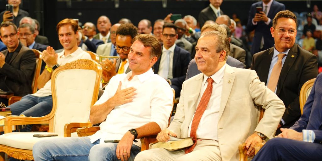 Flávio Bolsonaro reúne prefeitos e vereadores em São Paulo e promete cortes sem atingir área social