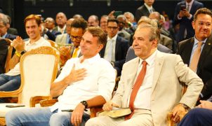 Flávio Bolsonaro reúne prefeitos e vereadores em São Paulo e promete cortes sem atingir área social