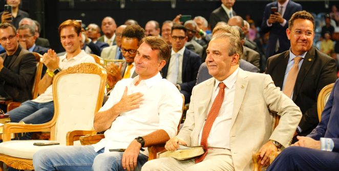 Flávio Bolsonaro reúne prefeitos e vereadores em São Paulo e promete cortes sem atingir área social