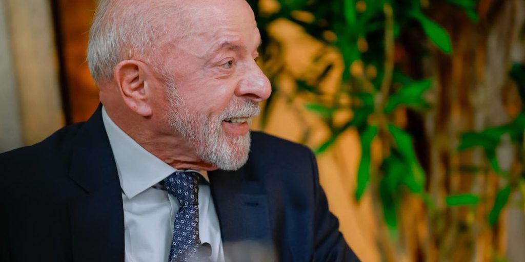 Lula promete entregar ao TSE autorização para quebra de sigilo e desafia Flávio Bolsonaro