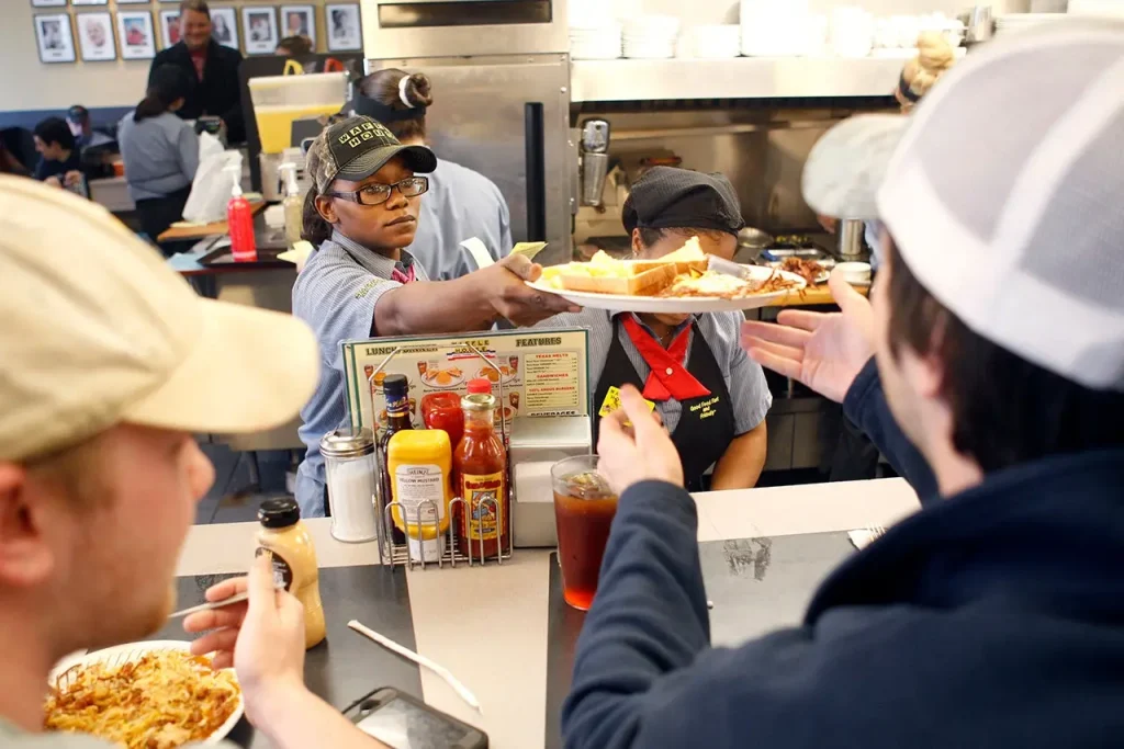 Ranking aponta Caribou Coffee, Wendys e Waffle House entre as melhores opções de café da manhã pelo custo-benefício nos EUA