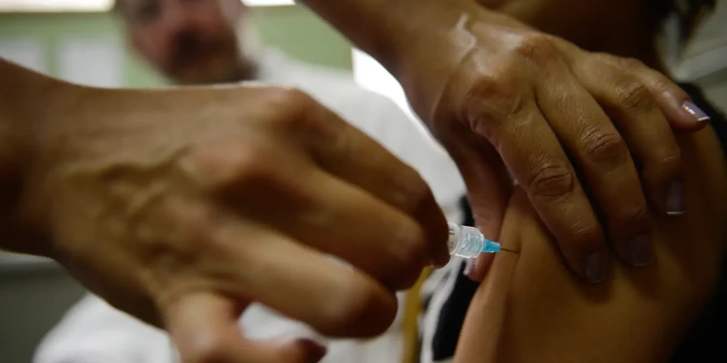 Estudo aponta queda de quase 78% em consultas de adolescentes por lesões pré-cancerígenas após vacina contra HPV