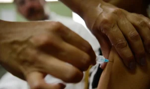 Estudo aponta queda de quase 78% em consultas de adolescentes por lesões pré-cancerígenas após vacina contra HPV