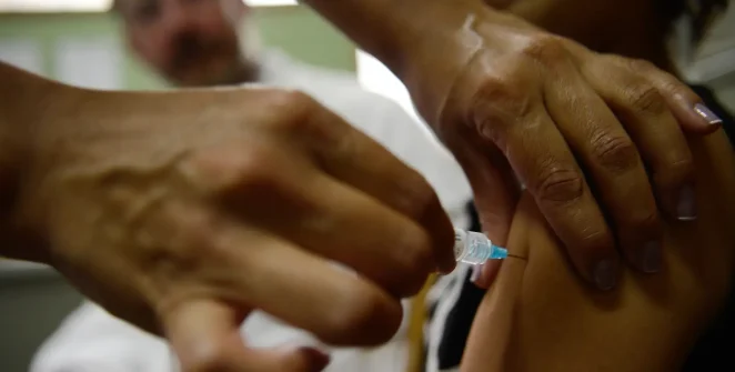 Estudo aponta queda de quase 78% em consultas de adolescentes por lesões pré-cancerígenas após vacina contra HPV