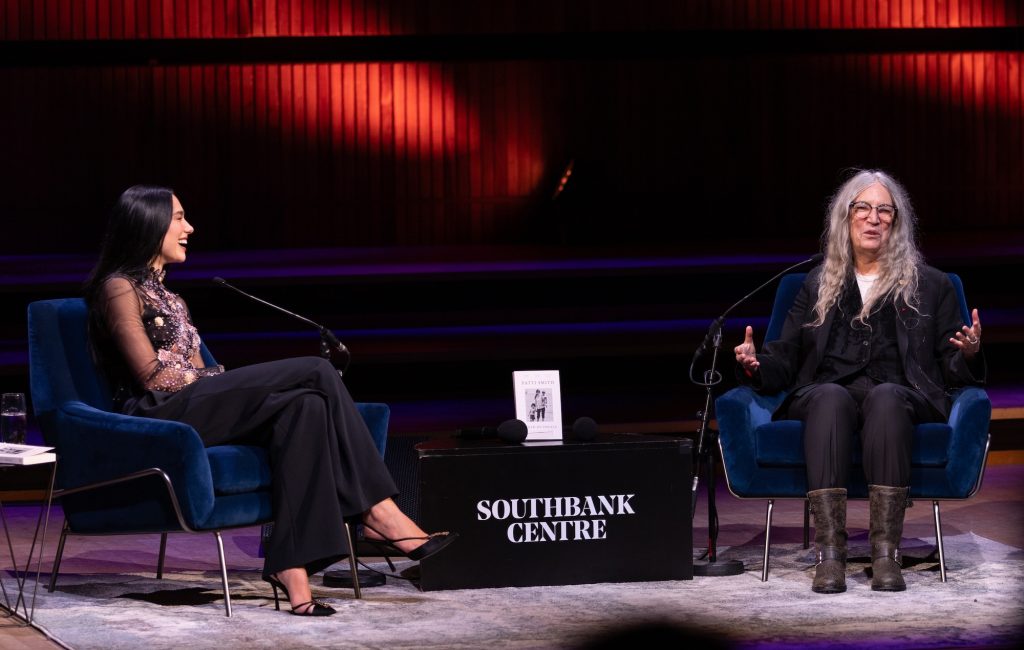 Patti Smith e Dua Lipa debatem criação e exposição pública no Festival de Literatura de Londres